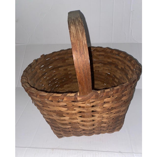 Wood 19th Century Traditional Hand-Woven Northeastern American Wood Splint Gathering Basket. For Sale - Image 7 of 11