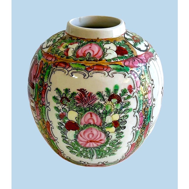 1950s 1950s Famille Rose / Rose Medallion Chinese Vase For Sale - Image 5 of 10