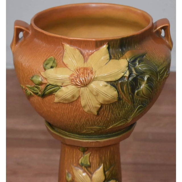 We are pleased to offer this beautiful Roseville Clematis Flowered Jardiniere and pedestal , from the 1940s. The bottom of...