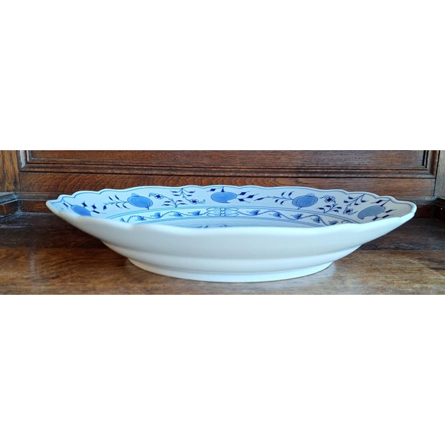 Vintage Round Serving Platter in Onion Pattern by Meissen, 1970s For Sale - Image 3 of 5