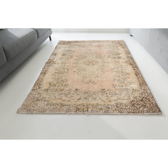 Add an authentic and warm touch to your home with this hand-knotted vintage Turkish rug, a fine example of traditional...