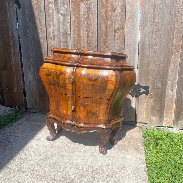 Lovely and striking two-tone serpentine shaped credenzino commode of carved walnut solids, gorgeous matching burled...