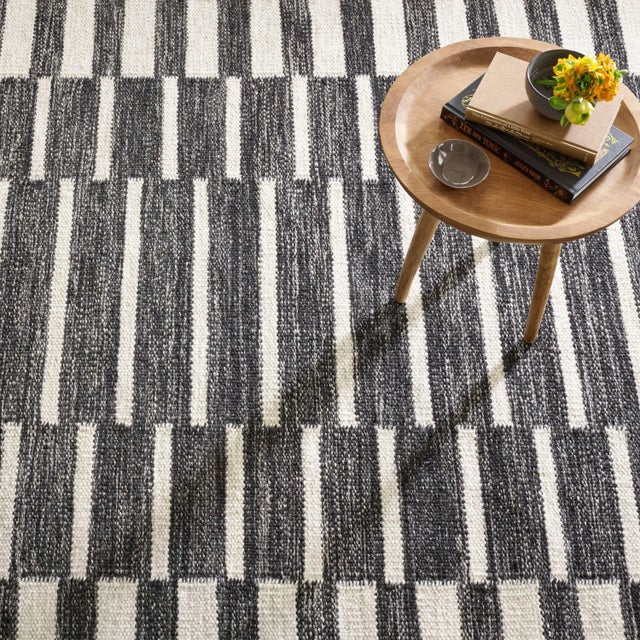Create the illusion of layers with this gorgeous chunky, flatwoven wool rug. Concentric rectangles of offset ladder...