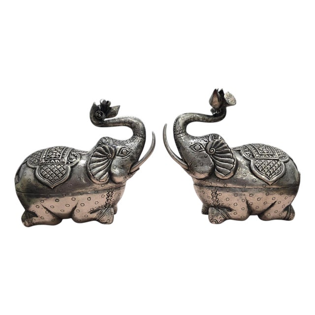 Antique Indian Silver Elephant Boxes with Floral Decoration, 1890, Set of 2 For Sale