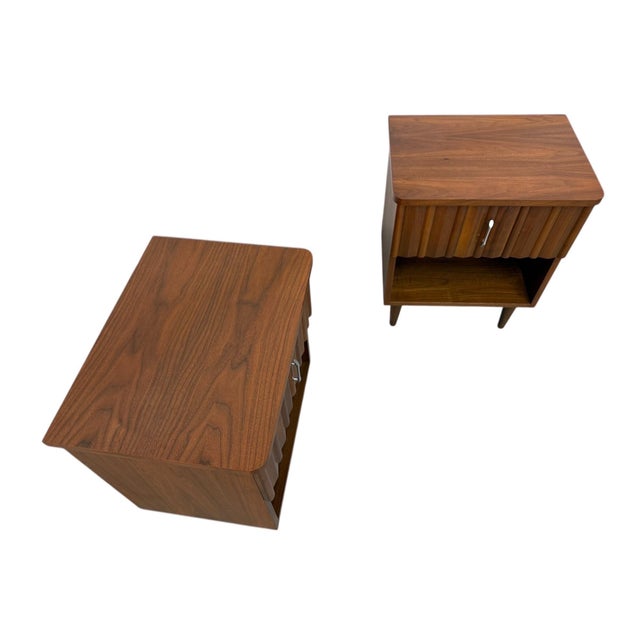 Young Manufacturing Mid-Century Modern Young Manufacturing Walnut Nightstands - Set of 2 For Sale - Image 4 of 9