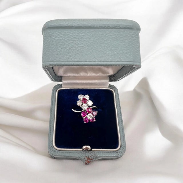 Vintage ring called Toi & Moi in 18 carat gold (750 thousandths). It is composed of rubies and brilliant-cut diamonds...