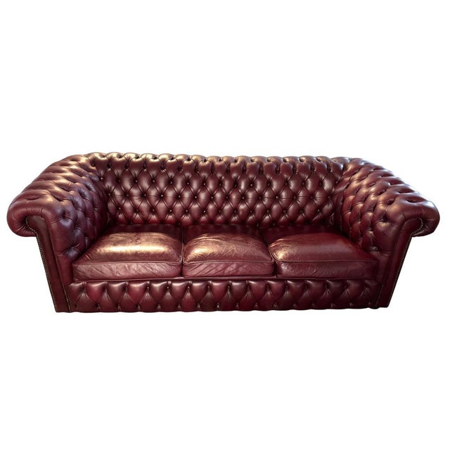 English Chesterfield Sofa in Burgundy Leather, 1980 For Sale - Image 6 of 6