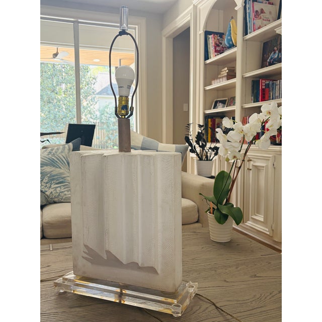White 1990 Casual Lamps of California Monumental Brutalist Plaster & Lucite Table Lamps – Pair For Sale - Image 8 of 18