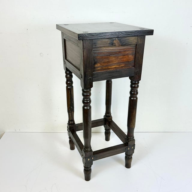 1970s Vintage Arts & Crafts Farmhouse Federal Pine Drinks Table After Ethan Allen Old Tavern. For Sale - Image 13 of 15