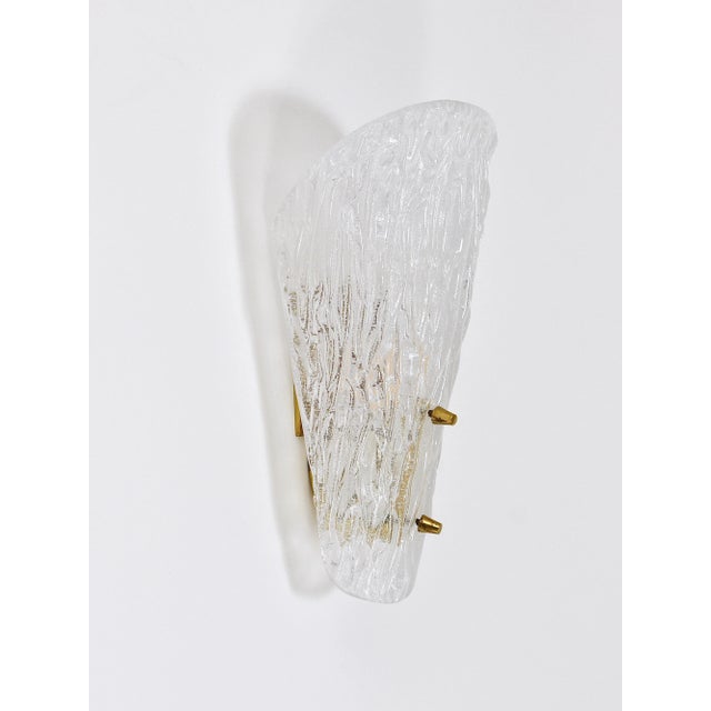 Mid-Century Modern Austrian Wall Light in Brass and Textured Glass by J. T. Kalmar for Kalmar, 1950s For Sale - Image 10 of 11