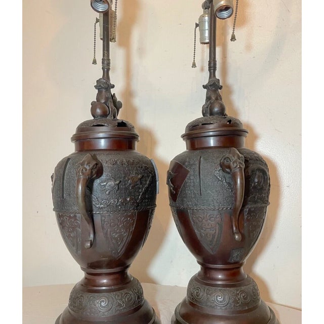 1920s Pair 2 Large Antique Chinese Lidded Incense Urns Vase Figural Bronze Table Lamps For Sale - Image 5 of 14