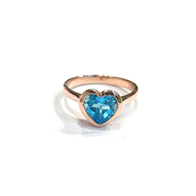 Bochic “Capri” Blue Topaz Heart Shape Ring Set In 18K Gold & Silver For Sale In New York - Image 6 of 9