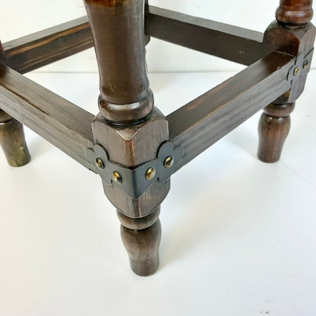 Ethan Allen 1970s Vintage Arts & Crafts Farmhouse Federal Pine Drinks Table After Ethan Allen Old Tavern. For Sale - Image 4 of 15