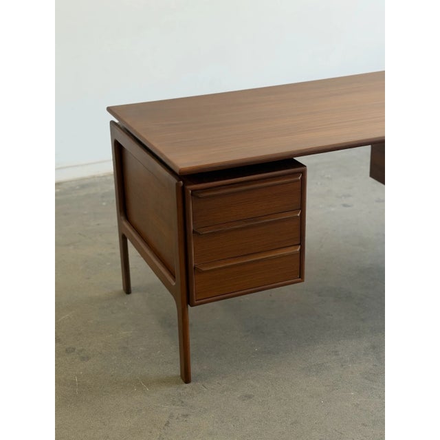 W59 D29.5 H28.25 KW2 KC27 Fully restored teak desk in great condition. Item is structurally sound , feature a new dark...