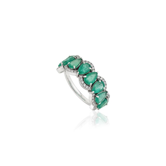 Modern 2.91ct Pear Cut Emerald & Diamond 14k Gold Half Eternity Band Ring Size 6 For Sale - Image 4 of 16
