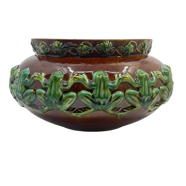 Mid 20th Century Bordallo Pinheiro Jardinière Bowl With Frogs & Artichoke Leaf Border For Sale - Image 5 of 10