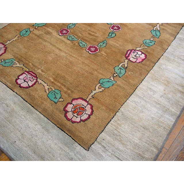 American Artistic Floral Inlay Pattern Antique Square Shape American Floral Hand Knotted Pile Rug For Sale - Image 3 of 4