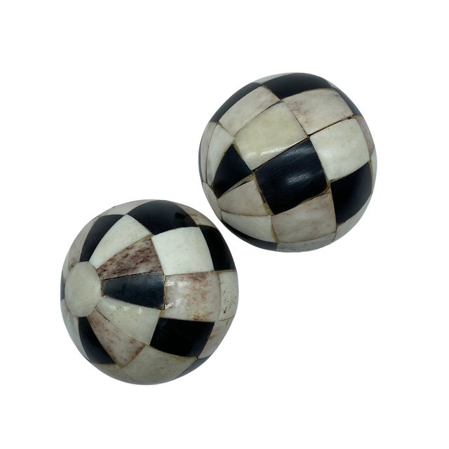Hollywood Regency Pair of Vintage Black and White Inlaid Bone Decorative Spheres For Sale - Image 3 of 3