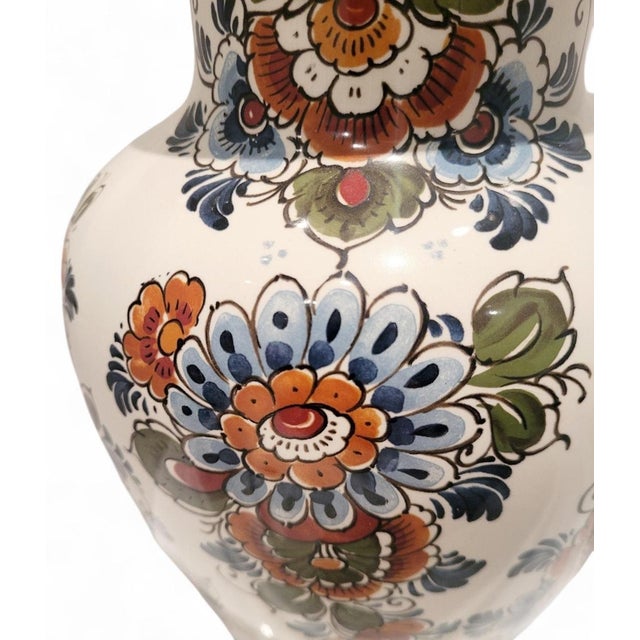 Ceramic Polychrome Hand-Painted Delft Vases from Plateelbakkerij Flora, Gouda, Holland, 1960s, Set of 2 For Sale - Image 7 of 9