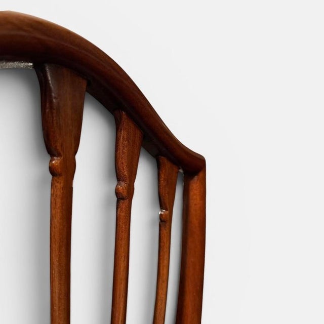 Mid-Century Modern Hepplewhite Shield Chair, in Good conditions. Designed 1920 to 1949