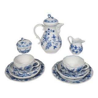 Classic Meissen Porcelain Coffee and Tea Service in the Onion Pattern Design, 1960s from Meissen Porcelain, Set of 11 For Sale
