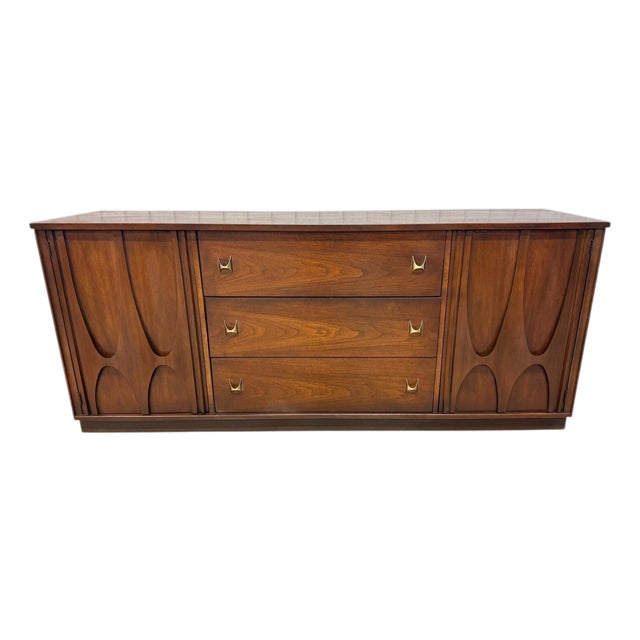 Mid-Century Modern Broyhill Brasilia Walnut Dresser For Sale