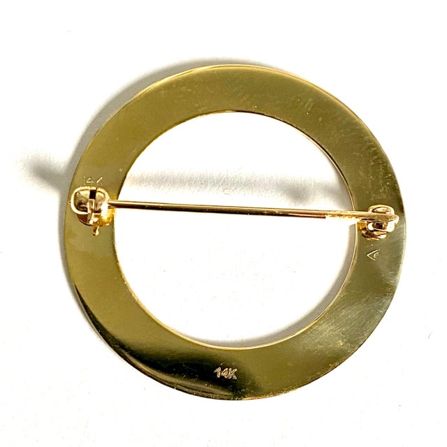1990s 14k Yellow Gold Circle Brooch With Etched Accents For Sale - Image 4 of 7