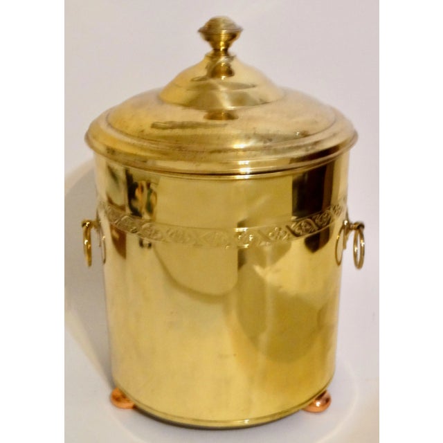 Large English antique solid brass lidded container / jardiniere. This lovely planter / bucket has a decorative band, ring...