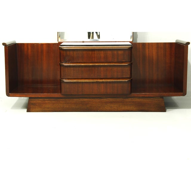 Vanity with mirror, in very good original condition. The mirror shows signs of age. See photo. Mahogany veneer.