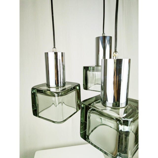 Important 3-light pendant lamp with Murano smoked glass shades and chrome plated metal structure made by the Seguso...