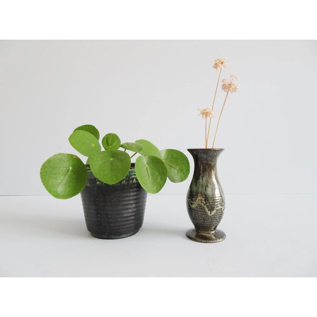 Ceramic set consisting of a green patterned vase and a pot from the same color family and groove structure. Beautiful...
