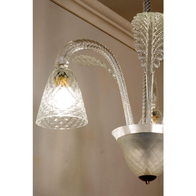 Elegant chandelier from the 1930s in Murano blown glass, an expression of the Art Deco style. The refined design is...