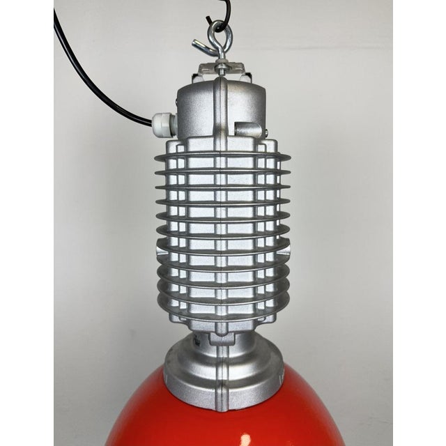 This industrial pendant lamp was designed by Charles Keller for Zumtobel Staff during the 1990s. It features a cast...