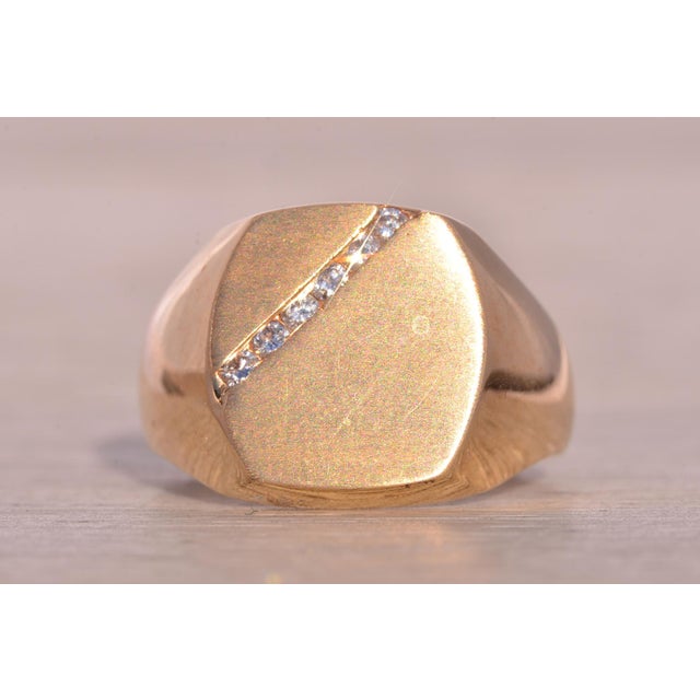 Early 21st Century The Hilario: Gentlemen's Natural Diamond Signet Ring in Yellow Gold For Sale - Image 5 of 12