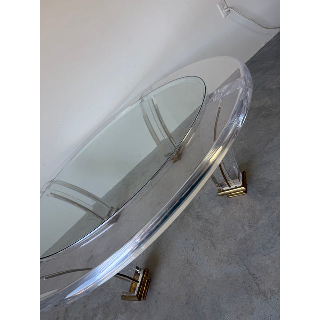 Brass Glamorous Vintage Jeffrey Bigelow Style Lucite & Brass Sculptural Round Coffee Table With Glass Insert For Sale - Image 8 of 12