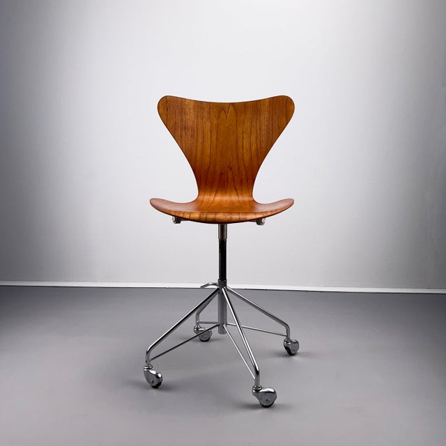 Fritz Hansen 7 Series 3117 Office Chair in Teak by Arne Jacobsen for Fritz Hansen, Denmark, 1960s For Sale - Image 4 of 18