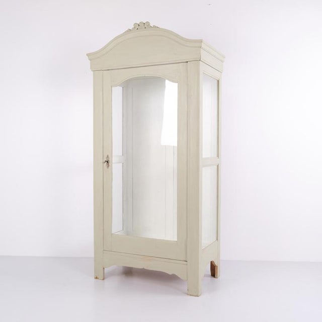 Wood Grey-Painted Display Cabinet with Curved Top and Carved Details, 1920 For Sale - Image 7 of 12