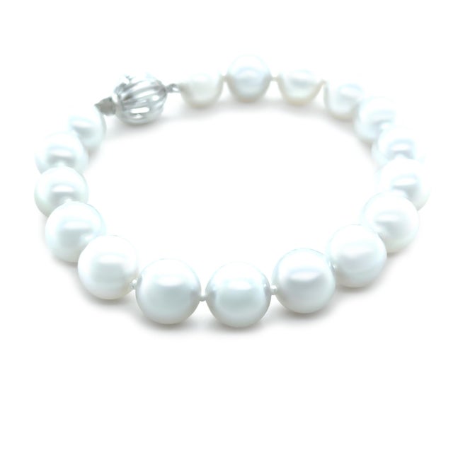 Contemporary 14ct White Gold South Sea Cultured Pearl Knotted Bracelet For Sale - Image 3 of 6