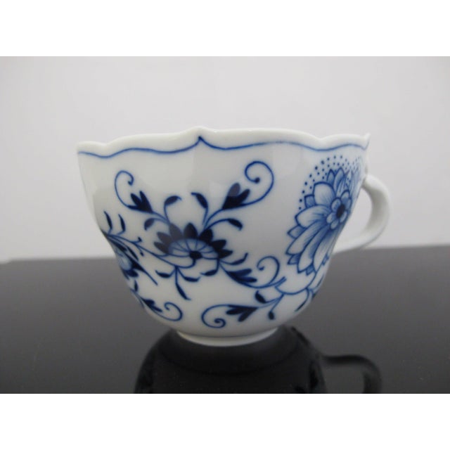 Chinoiserie Meissen Cross Swords Blue Onion Porcelain Scallop Rim Demitasse Coffee Cup For Sale - Image 3 of 6