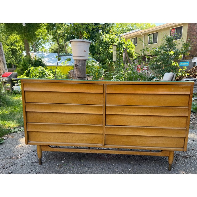 Mid-Century Modern American of Martinsville 6 Drawer Dresser MCM Mid-Century Modern Dovetail Joinery Brass Legs and Accents and Glass Top For Sale - Image 3 of 12