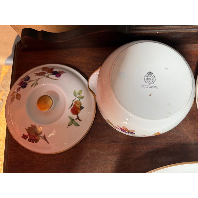 1960s Set of Six Royal Worcester Evesham Vale Dinner Plates, Lidded Tureen and Platter For Sale - Image 10 of 12