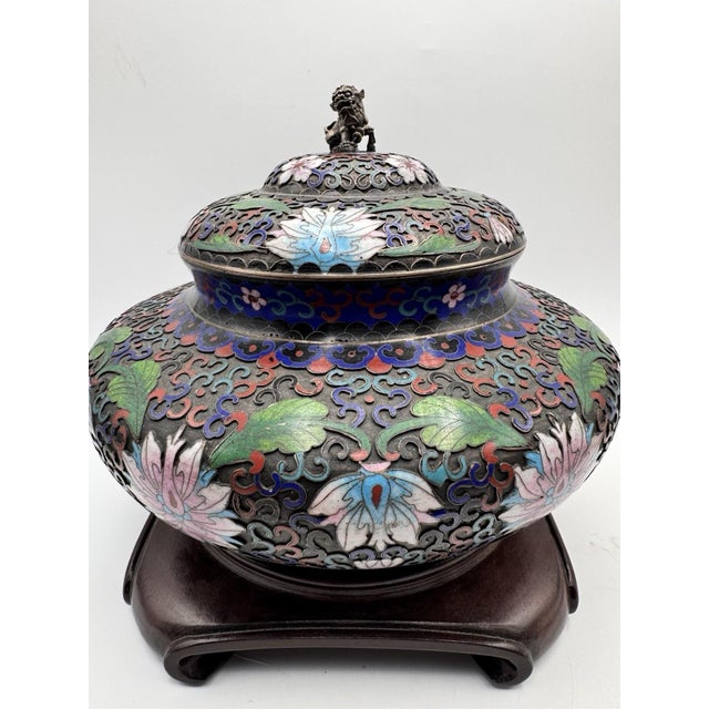 Asian 1990s Large Cloisonné Lidded Bowl / Jar With Wood Stand Foo Dog Finial For Sale - Image 3 of 12