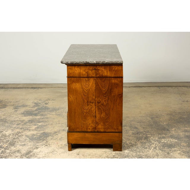 Mid-19th Century French Louis Philippe Walnut Commode With Gray Marble Top For Sale - Image 12 of 17