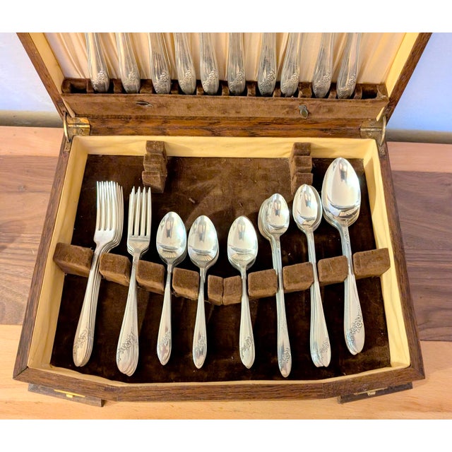 Oneida 1950s Mid-Century Modern Oneida Community Silverplate Flatware Set - "Enchantment" Pattern - 48 Pieces With Storage Chest For Sale - Image 4 of 7