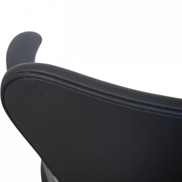 Black 3207 Seven Armchair in Black Classic Leather by Arne Jacobsen, 2010s For Sale - Image 8 of 14