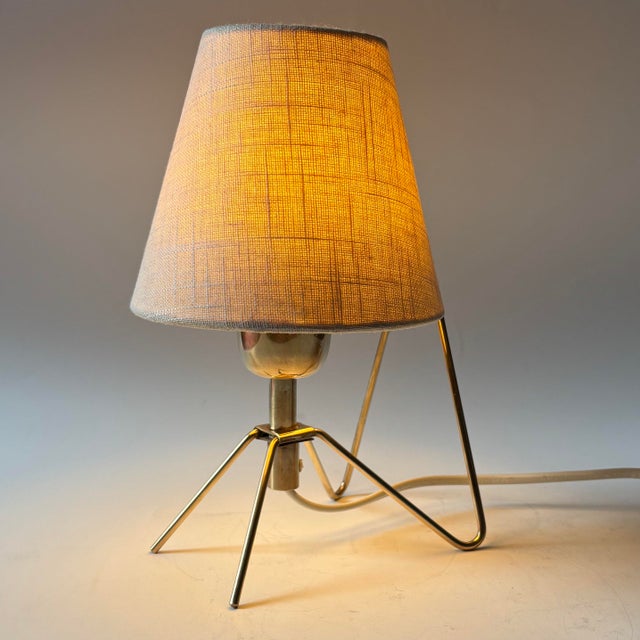 A refined and understated modernist table lamp, model 15566, produced by the renowned Swedish manufacturer Arvid Böhlmarks...