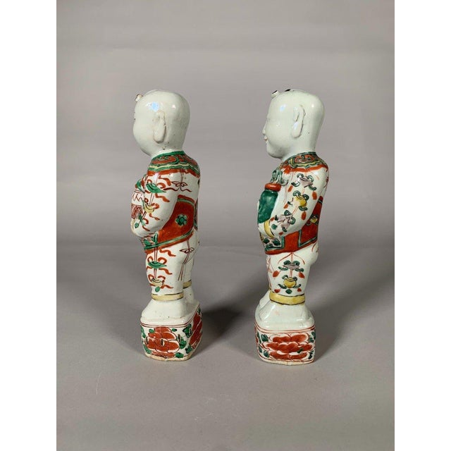 Pair of Hoho Brothers Figurines, Kangxi Period, 18th Century, China, Famille Verte For Sale - Image 4 of 8