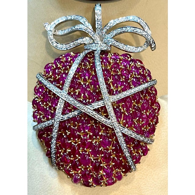 Gia Certified Natural 50 Ct Ceylon Nh Ruby & 8 Ct Diamond Apple 18 K Pin/Brooch For Sale In New York - Image 6 of 8