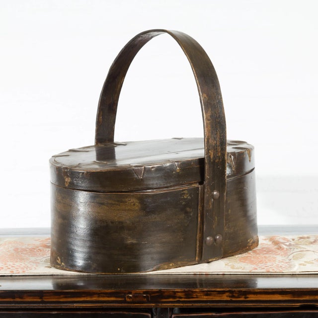 Chinese Early 20th Century Oval Carrying Basket with Large Bamboo Handle For Sale - Image 4 of 10