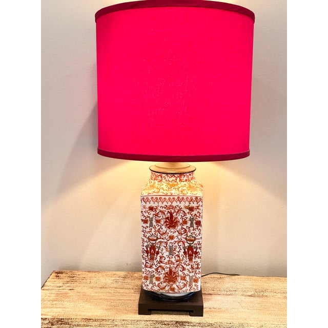 Vintage Chinoiserie Red & White Porcelain Square Ginger Jar Table Lamp With Red Shade For Sale - Image 4 of 5